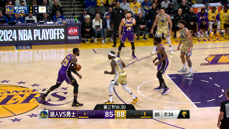 NBA季后赛湖人队对阵勇士队比赛直播画面